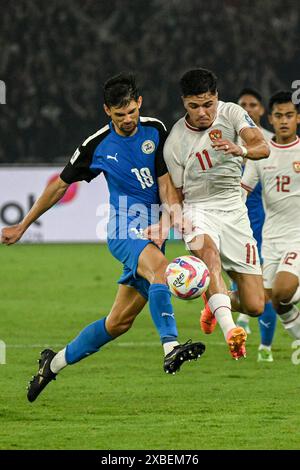 Giacarta, Indonesia. 11 giugno 2024. Jesper Nyholm (L) delle Filippine vies con Ragnar Oratmangoen dell'Indonesia durante la partita del gruppo F delle qualificazioni asiatiche ai Mondiali di calcio 2026 tra Indonesia e Filippine a Giacarta, Indonesia, 11 giugno 2024. Crediti: Agung Kuncahya B./Xinhua/Alamy Live News Foto Stock