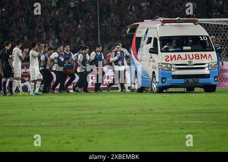 Giacarta, Indonesia. 11 giugno 2024. Il personale medico scorta Adrian Ugelvik delle Filippine fuori dal campo per infortunio durante la partita del gruppo F delle qualificazioni asiatiche ai Mondiali FIFA 2026 tra Indonesia e Filippine a Giacarta, Indonesia, 11 giugno 2024. Crediti: Agung Kuncahya B./Xinhua/Alamy Live News Foto Stock