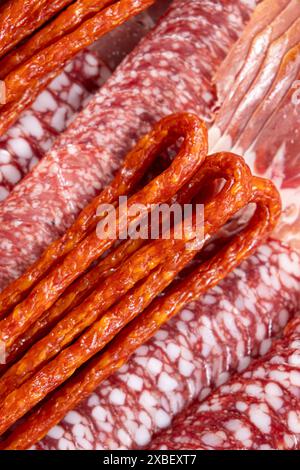 Salame e salsicce affumicate vista dall'alto Foto Stock