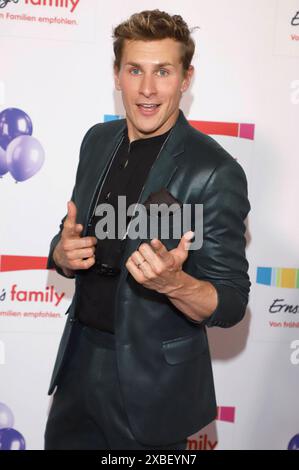 Spettacolo di moda per famiglie di Lukas Sauer bei der Ernsting 2024 im Hotel Atlantic. Amburgo, 11.06.2024 *** Lukas Sauer alla fiera di moda di famiglia Ernsting 2024 presso l'Hotel Atlantic Hamburg, 11 06 2024 foto:xgbrcix/xFuturexImagex enrstings 4635 Foto Stock