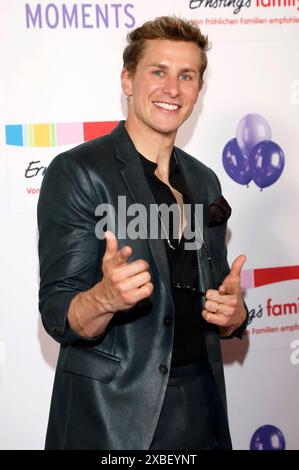 Spettacolo di moda per famiglie di Lukas Sauer bei der Ernsting 2024 im Hotel Atlantic. Amburgo, 11.06.2024 *** Lukas Sauer alla fiera di moda di famiglia Ernsting 2024 presso l'Hotel Atlantic Hamburg, 11 06 2024 foto:xgbrcix/xFuturexImagex enrstings 4634 Foto Stock