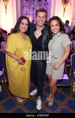 Miyabi Kawai, Lukas Sauer und Nina Moghaddam bei der Ernsting's Family Fashion Show 2024 im Hotel Atlantic. Amburgo, 11.06.2024 *** Miyabi Kawai, Lukas Sauer e Nina Moghaddam all'Ernsting's Family Fashion Show 2024 all'Hotel Atlantic Hamburg, 11 06 2024 foto:xgbrcix/xFuturexImagex Enrstings 4700 Foto Stock