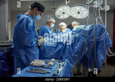 Team sanitario che esegue un intervento chirurgico complesso Foto Stock