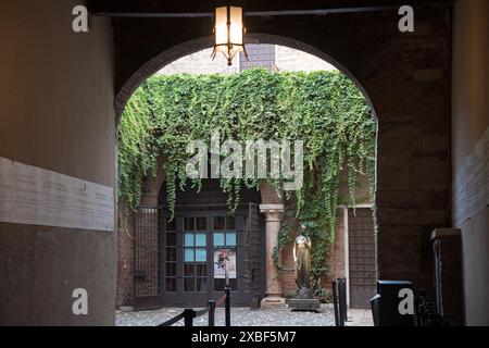 Statua in bronzo di Giulietta dello scultore Nereo Costantini del 1973 nel cortile della Casa di Giulietta, Casa Capuleti, del XII secolo Foto Stock