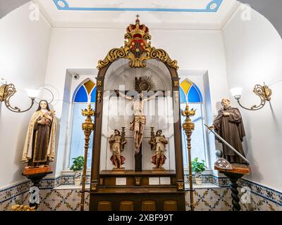 L'intricato interno dorato della chiesa carmelitana Igreja do Carmo nella città vecchia di Faro in Portogallo, in Europa. Igreja da Ordem Terceira de Nossa S Foto Stock