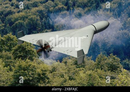 Il drone militare russo kamikaze «Shahed» vola tra le nuvole sopra una foresta verde, il drone da combattimento iraniano nel cielo, la guerra in Ucraina, Foto Stock