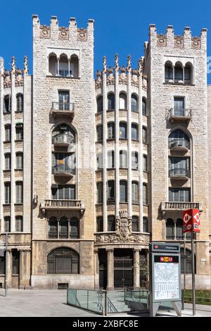 Barcellona, ​​Spain - 2 maggio 2024, edificio con scultura e bassorilievo in Plaza Catalunya vicino alla stazione della metropolitana Urquinaona Foto Stock