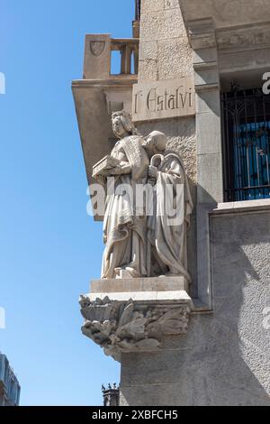 Barcellona, ​​Spain - 2 maggio 2024, edificio con scultura e bassorilievo in Plaza Catalunya Foto Stock