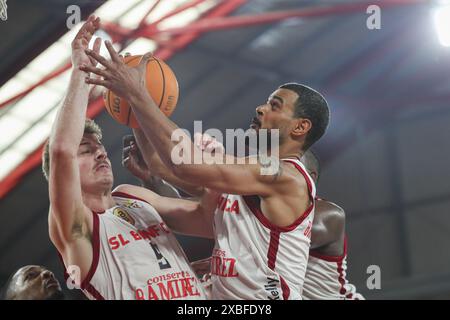 Lisbona, 10/06/2024 - lo Sport Lisboa e Benfica sono stati incoronati 2023/24 campioni nazionali di basket questo pomeriggio dopo aver battuto il Futebol Clube do Porto al Pavilhão da Luz di Lisbona Foto Stock