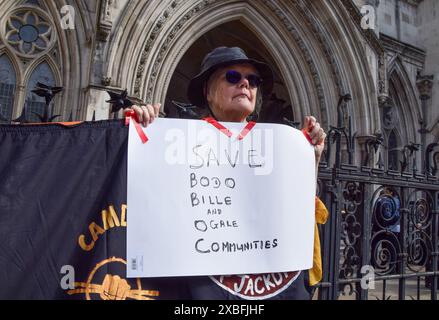 Londra, Inghilterra, Regno Unito. 12 giugno 2024. Gli attivisti si riuniscono al di fuori delle reali Corti di giustizia mentre le comunità di Ogale e Bille nel Delta del Niger portano Shell in tribunale, chiedendo che il gigante petrolifero pulisca e li risarcisca per i danni ambientali causati dalle fuoriuscite di petrolio. (Credit Image: © Vuk Valcic/ZUMA Press Wire) SOLO PER USO EDITORIALE! Non per USO commerciale! Crediti: ZUMA Press, Inc./Alamy Live News Foto Stock