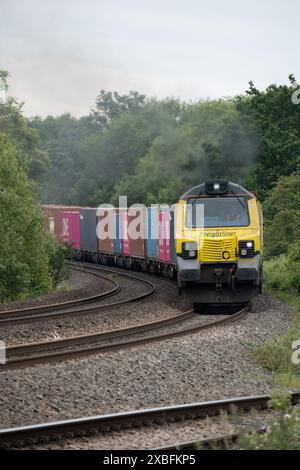 Locomotiva diesel classe 70 che tira un treno freightliner a Hatton North Junction, Warwickshire, Regno Unito Foto Stock