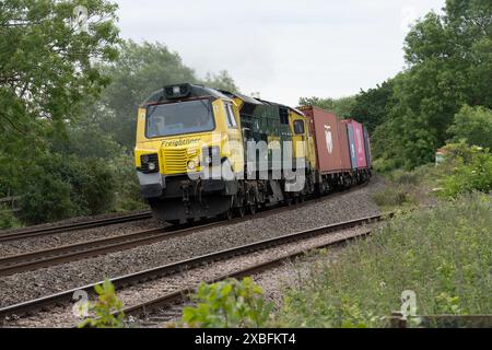 Locomotiva diesel classe 70 che tira un treno freightliner a Hatton North Junction, Warwickshire, Regno Unito Foto Stock