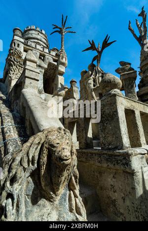 Hauterives. Palais Ideal costruito dal Postman Ferdinand Cheval naive art, i tre giganti, Drôme, Alvernia-Rodano-Alpi, Francia Foto Stock