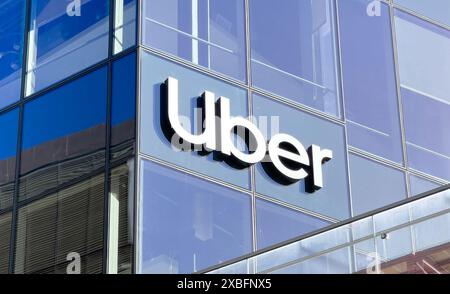 San Francisco, Stati Uniti. 25 febbraio 2024. Il logo Uber può essere visto presso la sede della compagnia di corse. (Recrop) credito: Andrej Sokolow/dpa/Alamy Live News Foto Stock