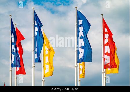 Cartello IKEA (Ingvar Kamprad Elmtaryd Agunnaryd) appeso sull'edificio del negozio di Lugano. IKEA è il più grande rivenditore al mondo di mobili pronti da assemblare Foto Stock