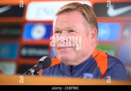 Wolfsburg, Germania. 12 giugno 2024. Ronald Koeman, allenatore della nazionale olandese di calcio, sorride a una conferenza stampa in vista del Campionato europeo di calcio 2024 in Germania. Credito: Julian Stratenschulte/dpa/Alamy Live News Foto Stock