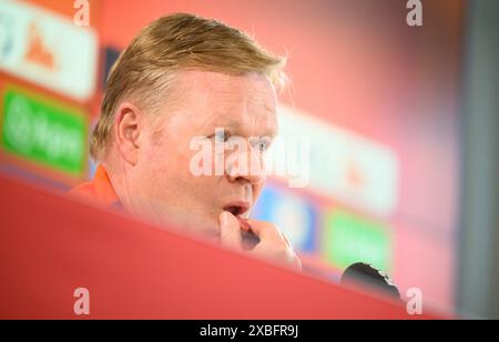 Wolfsburg, Germania. 12 giugno 2024. Ronald Koeman, allenatore della nazionale olandese di calcio, guarda durante una conferenza stampa in vista del Campionato europeo di calcio 2024 in Germania. Credito: Julian Stratenschulte/dpa/Alamy Live News Foto Stock