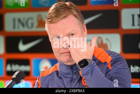 Wolfsburg, Germania. 12 giugno 2024. Ronald Koeman, allenatore della nazionale olandese di calcio, fa un gesto in una conferenza stampa in vista del Campionato europeo di calcio 2024 in Germania. Credito: Julian Stratenschulte/dpa/Alamy Live News Foto Stock