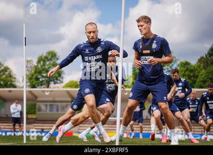 Freudenstadt, Tyskland. 12 giugno 2024. Christian Eriksen e Jannik Vestergaard durante l'allenamento della nazionale di calcio Denmarks a Freudenstadt, Germania, mercoledì 12 giugno 2024 credito: Ritzau/Alamy Live News Foto Stock