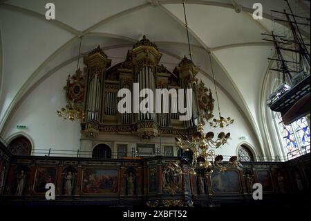 Flensburg, Schleswig-Holstein die Orgel mit 28 Registern auf zwei Manualen und pedal in der St.-Jürgen-Kirche. Die Orgel wurde 1976 in den neobarocken Prospekt von 1907 eingebaut und 2007 saniert. Die St.-Jürgen-Kirche selbst wurde 1904 bis 1907 als neugotischer Backsteinbau nach der Planung des preußischen Oberbaurates Oskar Hoßfeld unter der Bauleitung des in Flensburg ansässigen Architekten Alexander Wilhelm Prale errichtet. Un dieser stelle hatte im Mittelalter ein Hospital für lepra- und Pestkranke gestanden. Der nome St. Jürgen ist von diesem Hospital abgeleitet, ebenso die Stadtteilbeze Foto Stock