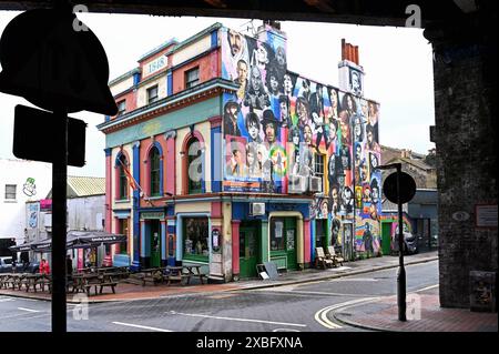 Pub The Prince Albert mit Graffitis von verstorbenen Musikern, North Laine, Brighton, Inghilterra *** Pub The Prince Albert con graffiti di musicisti deceduti, North Laine, Brighton, Inghilterra Foto Stock