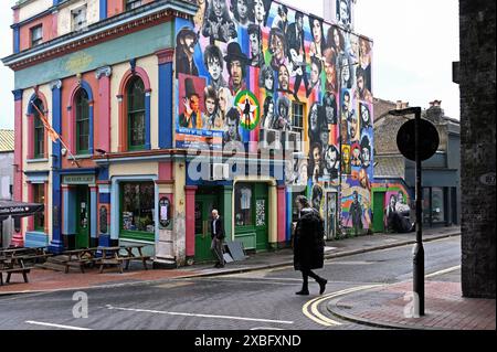 Pub The Prince Albert mit Graffitis von verstorbenen Musikern, North Laine, Brighton, Inghilterra *** Pub The Prince Albert con graffiti di musicisti deceduti, North Laine, Brighton, Inghilterra Foto Stock