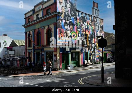 Pub The Prince Albert mit Graffitis von verstorbenen Musikern, North Laine, Brighton, Inghilterra *** Pub The Prince Albert con graffiti di musicisti deceduti, North Laine, Brighton, Inghilterra Foto Stock