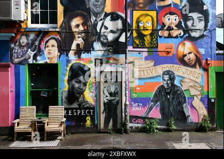 Pub The Prince Albert mit Graffitis von verstorbenen Musikern, North Laine, Brighton, Inghilterra *** Pub The Prince Albert con graffiti di musicisti deceduti, North Laine, Brighton, Inghilterra Foto Stock