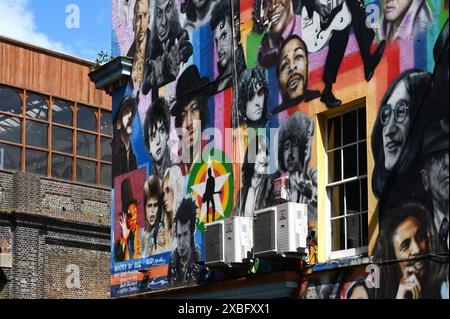 Pub The Prince Albert mit Graffitis von verstorbenen Musikern, North Laine, Brighton, Inghilterra *** Pub The Prince Albert con graffiti di musicisti deceduti, North Laine, Brighton, Inghilterra Foto Stock