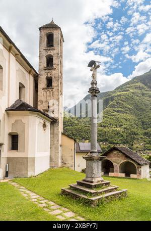 Campanile della chiesa Beata Vergine Assunta con la crocifisso nel cimitero, Semione (Serravalle), Ticino, Svizzera Foto Stock