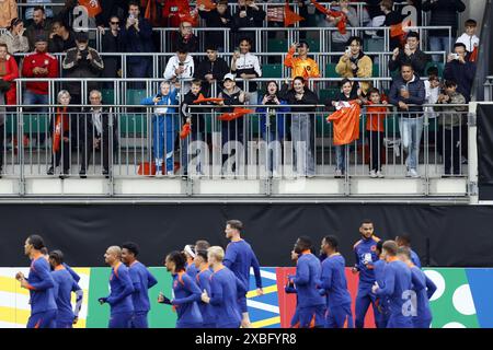 Wolfsburg, Germania. 12 giugno 2024.WOLFSBURG - tifosi durante una sessione di allenamento della nazionale olandese allo Stadio AOK il 12 giugno 2024 a Wolfsburg, Germania. La nazionale olandese si sta preparando per la prima partita a gironi al Campionato europeo di calcio in Germania contro la Polonia. ANP KOEN VAN WEEL credito: ANP/Alamy Live News Foto Stock