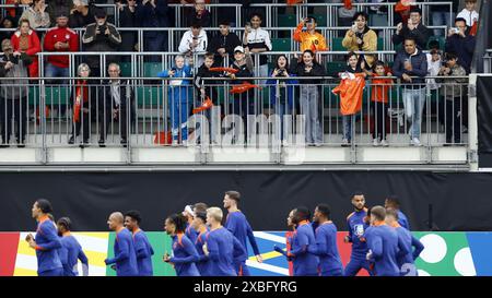 Wolfsburg, Germania. 12 giugno 2024.WOLFSBURG - tifosi durante una sessione di allenamento della nazionale olandese allo Stadio AOK il 12 giugno 2024 a Wolfsburg, Germania. La nazionale olandese si sta preparando per la prima partita a gironi al Campionato europeo di calcio in Germania contro la Polonia. ANP KOEN VAN WEEL credito: ANP/Alamy Live News Foto Stock