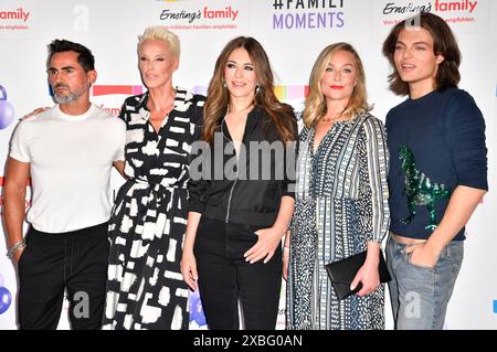 Mattia Dessi, Brigitte Nielsen, Elizabeth Hurley, Elisabeth Röhm e Damian Hurley bei der Ernsting's Family Fashion Show 2024 im Hotel Atlantic. Amburgo, 11.06.2024 *** Mattia Dessi, Brigitte Nielsen, Elizabeth Hurley, Elisabeth Röhm e Damian Hurley alla Ernsting S Family Fashion Show 2024 presso l'Hotel Atlantic Hamburg, 11 06 2024 foto:Xn.xKubelkax/xFuturexImagex Enrstings 4842 20240612 Foto Stock