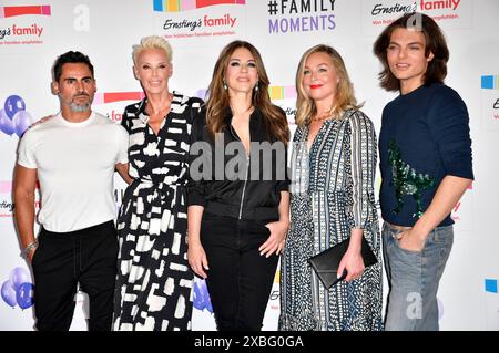Mattia Dessi, Brigitte Nielsen, Elizabeth Hurley, Elisabeth Röhm e Damian Hurley bei der Ernsting's Family Fashion Show 2024 im Hotel Atlantic. Amburgo, 11.06.2024 *** Mattia Dessi, Brigitte Nielsen, Elizabeth Hurley, Elisabeth Röhm e Damian Hurley alla Ernsting S Family Fashion Show 2024 presso l'Hotel Atlantic Hamburg, 11 06 2024 foto:Xn.xKubelkax/xFuturexImagex Enrstings 4845 20240612 Foto Stock