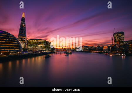 Lunga esposizione, paesaggio urbano di Londra con un cielo spettacolare, con monumenti storici come The Shard, 20 Fenchurch Street, More London e City Hall Foto Stock