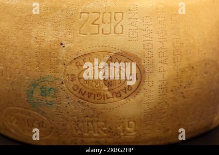 Cracovia, Polonia - 5 novembre 2021: Ruota intera di Parmigiano Reggiano a Enoexpo e Gastrofood - Fiera del cibo e delle bevande per il Catering Foto Stock