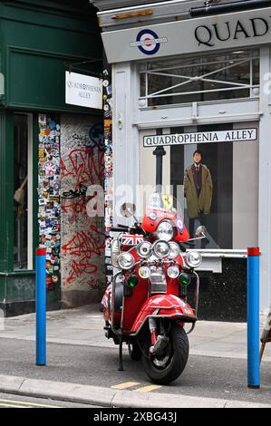 Scooter di fronte a Quadrophenia Alley, Brighton, Inghilterra Foto Stock