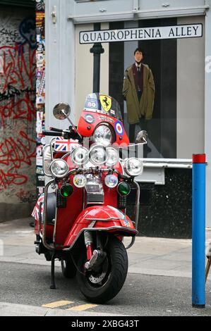 Scooter di fronte a Quadrophenia Alley, Brighton, Inghilterra Foto Stock