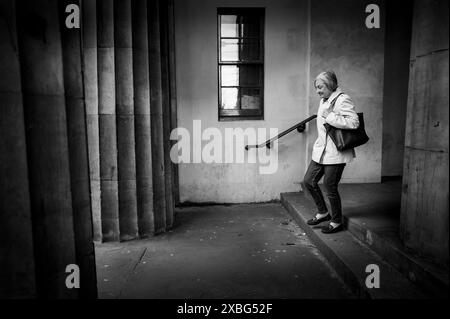 Turisti fuori dalla Royal Scottish Academy in Princes Street, Edimburgo, Scozia Foto Stock