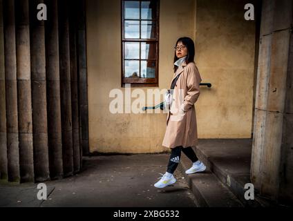 Turisti fuori dalla Royal Scottish Academy in Princes Street, Edimburgo, Scozia Foto Stock