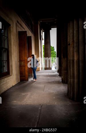 Turisti fuori dalla Royal Scottish Academy in Princes Street, Edimburgo, Scozia Foto Stock