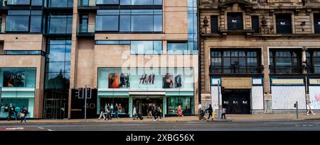 Pedoni in Princes Street, Edimburgo, Scozia Foto Stock