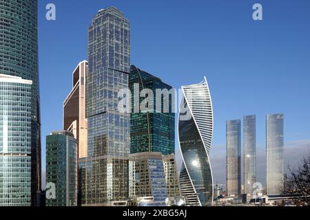 Centro affari Internazionale della città di Mosca densamente grattacieli in piedi sul fiume Moskva, vista invernale del giorno Foto Stock
