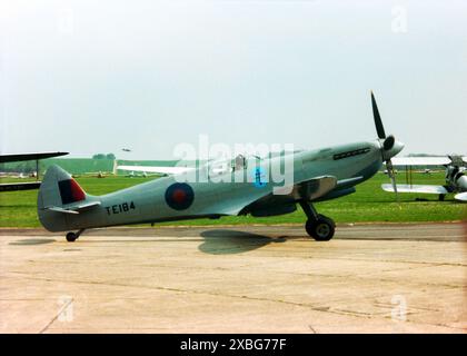 Seconda guerra mondiale Supermarine Spitfire aereo da caccia TE184. Spitfire LF Mk. XVIe TE184 (G-MXVI) rullò a Duxford, Regno Unito in 341 colori dello squadrone francese libero. Il TE184 volò per la prima volta nel 1945 e si unì alla RAF con il tempo come cellula di addestramento a terra dopo la fine del servizio di volo. Entrò in proprietà privata nel 1989 e passò attraverso una serie di proprietari e modifiche degli schemi di verniciatura. Foto Stock