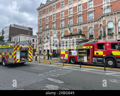 Servizi di emergenza allo Shelbourne Hotel di Dublino, a seguito di un incendio al lussuoso hotel a cinque stelle. I vigili del fuoco usarono una scala aerea da un camion per accedere al tetto dell'edificio a sei piani. Data foto: Mercoledì 12 giugno 2024. Foto Stock