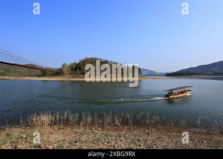 La diga di Kaeng Krachan nella stagione secca può vedere molte isole. Provincia di Phetchaburi, Thailandia Foto Stock