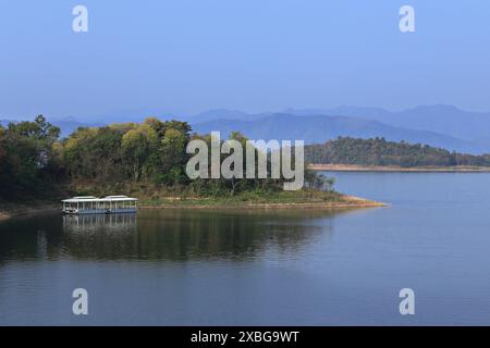 La diga di Kaeng Krachan nella stagione secca può vedere molte isole. Provincia di Phetchaburi, Thailandia Foto Stock