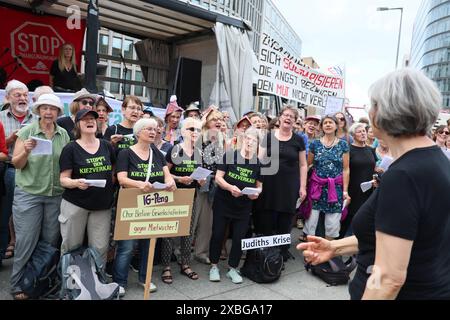 Menschen nehmen der Demonstration Mietenwahnsinn gegen exzessive Steigerung der Mietpreisen, gegen Spekulation und Verdrängung a Berlino AM 1. Juni 2024. Dimostrazione Mietenwahnsinn *** le persone prendono parte alla dimostrazione Mietenwahnsinn contro gli aumenti eccessivi degli affitti, la speculazione e lo sfollamento a Berlino il 1 giugno 2024 dimostrazione Mietenwahnsinn Foto Stock