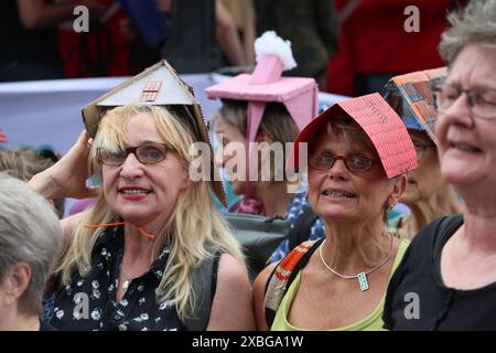 Menschen nehmen der Demonstration Mietenwahnsinn gegen exzessive Steigerung der Mietpreisen, gegen Spekulation und Verdrängung a Berlino AM 1. Juni 2024. Dimostrazione Mietenwahnsinn *** le persone prendono parte alla dimostrazione Mietenwahnsinn contro gli aumenti eccessivi degli affitti, la speculazione e lo sfollamento a Berlino il 1 giugno 2024 dimostrazione Mietenwahnsinn Foto Stock