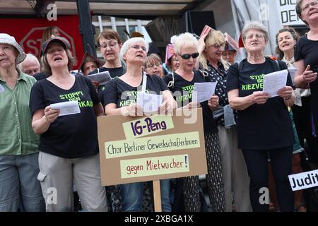 Menschen nehmen der Demonstration Mietenwahnsinn gegen exzessive Steigerung der Mietpreisen, gegen Spekulation und Verdrängung a Berlino AM 1. Juni 2024. Dimostrazione Mietenwahnsinn *** le persone prendono parte alla dimostrazione Mietenwahnsinn contro gli aumenti eccessivi degli affitti, la speculazione e lo sfollamento a Berlino il 1 giugno 2024 dimostrazione Mietenwahnsinn Foto Stock